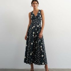 robes à pois marine bordeaux manches longues motif tacheté mollet portée par un mannequin élégant sur fond menthe