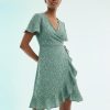 robes vertes à pois volants portefeuille courte vert portée par une jeune femme avec des manches courtes évasées et un col en v