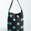 sacs de voyage à pois épaule porté marron foncé avec des grands motifs circulaires bleu turquoise et une longue anse confortable