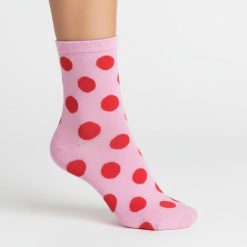 chaussettes à pois prisme rose avec style moderne rose pastel a pois rouges portees au pied