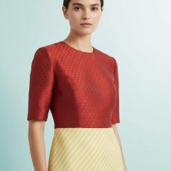 bracelets à pois rayures tissu en lot de 2 multicolore portés par un mannequin avec un haut rouge et une jupe jaune rayée