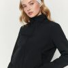 bandeaux à pois 2 lot de noir cheveux blanc porte par une femme aux cheveux blonds et une veste noire