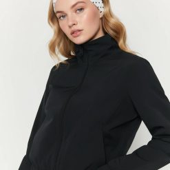bandeaux à pois 2 lot de noir cheveux blanc porte par une femme aux cheveux blonds et une veste noire