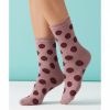 chaussettes à pois rose nostalgie avec style pour femme en maille rose poudré décorées de grands pois bordeaux et finition festonnée
