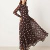 robes asymétriques à pois imprimé ourlet avec mi longue marron a manches longues tissu voile fluide et chaussures a talons