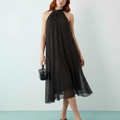 robes asymétriques à pois marron en tricot dos nu une robe mi-longue noire sans manches élégante à pois avec un col montant et des sandales fines noires pour femme trouve ton style