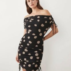 robes asymétriques à pois courte tulle imprimé détail froncé monochromes noire et beige ajustée aux épaules dénudées