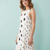 robes asymétriques à pois noirs nageur ourlet dos longue variés blanche sans manches portée par une femme