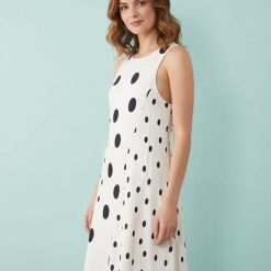 robes asymétriques à pois noirs nageur ourlet dos longue variés blanche sans manches portée par une femme