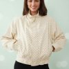 vestes à pois zippée coton col montant fermeture éclair beige noir veste femme élégante pois noirs modèle tendance et moderne