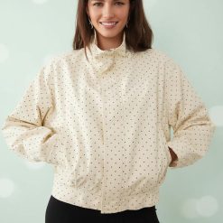 vestes à pois zippée coton col montant fermeture éclair beige noir veste femme élégante pois noirs modèle tendance et moderne