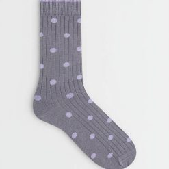 chaussettes à pois design style gris et lilas en maille côtelée avec bordure violette claire sur fond neutre