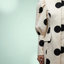 blazers à pois boutonnée structurée courte robe manches ballon encolure poches robe blanche à pois noirs manches ballon structurée et élégante