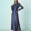 robes à pois bleu marine buste satinée longue biais fantaisie portée par un mannequin avec des manches longues