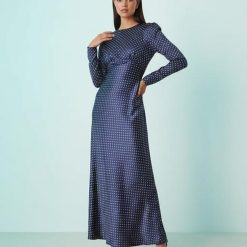 robes à pois bleu marine buste satinée longue biais fantaisie portée par un mannequin avec des manches longues