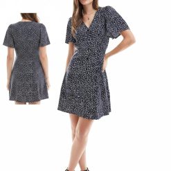 robes à pois vertes boutonnée courte et patineuse imprimé col en v manches courtes evasees avec vue de face et de dos