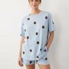 pyjamas à pois bleu chocolat ensemble short t-shirt oversize maternity porte par une femme ensemble de nuit fluide bleu ciel a grands pois marron chocolat