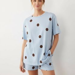 pyjamas à pois bleu chocolat ensemble short t-shirt oversize maternity porte par une femme ensemble de nuit fluide bleu ciel a grands pois marron chocolat