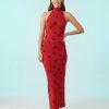 robes moulantes à pois rouge maille dos nu longue portée par une femme sur fond bleu