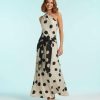 robes asymétriques à pois longue robe asymétrique imprimé beige et noire avec ceinture nouée à la taille
