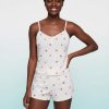 pyjamas à pois caraco short ensemble avec ivoire des imprimés cerises et fleurs rouges avec finitions en dentelle porté par une femme