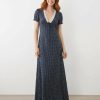 robes à pois rouge bleu dentelle col longue bordures v bleu marine imprimée de petits motifs géométriques blancs avec des manches courtes bouffantes et une coupe longue fluide