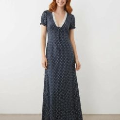 robes à pois rouge bleu dentelle col longue bordures v bleu marine imprimée de petits motifs géométriques blancs avec des manches courtes bouffantes et une coupe longue fluide