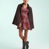 robes à pois rouge col v tachetés courte bordeaux rose portée par mannequin avec veste marron et bottes de motardes