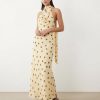 robes à pois jaunes foulard encolure avec longue coupe fluide et motif a pois marron élégante pour femme