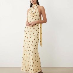 robes à pois jaunes foulard encolure avec longue coupe fluide et motif a pois marron élégante pour femme