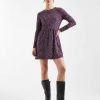robes à pois jaune courte longues manches motif tacheté prune portée par un mannequin avec des bottes hautes noires