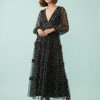 robes à pois transparentes tulle longue décolleté plongeant volants manches ballon noir et blanc portée par un mannequin avec des sandales noires à talons