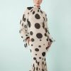robes mousseline à pois longue montant ourlet godets col beige et noire a manches bouffantes
