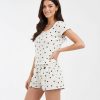 pyjamas à pois ensemble short et t-shirt jersey gaufré crème porté par un mannequin sur un fond neutre blanc avec finition bordure noire