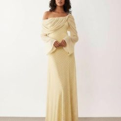 robes à pois jaune drapée longue épaules dénudées manches lemon évasées tenue fluide de soirée pour femme