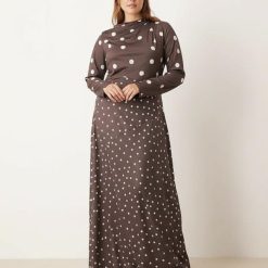 robes longues marron à pois effet divisé manches près du corps variés élégante robe longue brune à pois blancs irréguliers avec manches longues et col montant une tenue chic