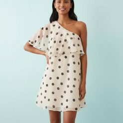 robes à pois blanc volants courte avec asymétrique une femme souriante porte une robe blanche à pois noirs à volants une épaule dénudée