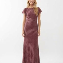 robes vintages rouges à pois rose bateau mi-longue encolure droite avec manches courtes papillon sur coupe longue elegante