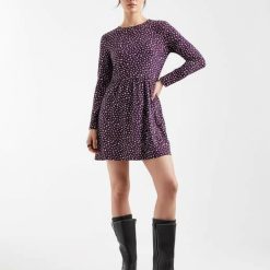 robes à pois jaune courte longues manches motif tacheté prune portée par un mannequin avec des bottes hautes noires