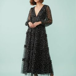 robes à pois transparentes tulle longue décolleté plongeant volants manches ballon noir et blanc portée par un mannequin avec des sandales noires à talons