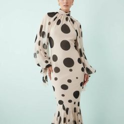 robes mousseline à pois longue montant ourlet godets col beige et noire a manches bouffantes