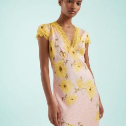 robes à pois jaune okra col bénitier mi longue rose avec des motifs floraux jaunes et de la dentelle aux manches