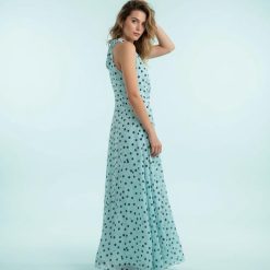 robes mousseline à pois bleus avec drapé ourlet imprimée longue sans manches portée par un mannequin sur fond bleu clair