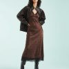 robes longues marron à pois rétro manches motif 29 robe nuisette longue en satin marron a pois noirs bordee de dentelle noire au col et a l ourlet portee avec une veste en cuir oversize et des bottes noires