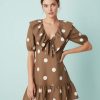 robes longues marron à pois blancs col grand courte avec volants au col et manches courtes nouée sur le devant pour femme