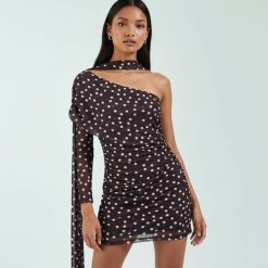 robes longues marron à pois dénudées nicolina manches épaules coffee courte froncée asymétrique une manche longue avec écharpe intégrée