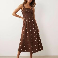 robes longues marron à pois dos froncée nouée motif buste smocké bretelles larges et jupe évasée style élégant