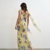 robes à pois jaune longue jacquard dos ouvert vert bleu fleuri vue de dos portee par un mannequin avec des rubans fluides aux epaules