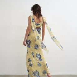 robes à pois jaune longue jacquard dos ouvert vert bleu fleuri vue de dos portee par un mannequin avec des rubans fluides aux epaules
