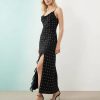 robes longues rouges à pois blancs caraco noir robe elegante avec une fente sur la jambe et talons hauts